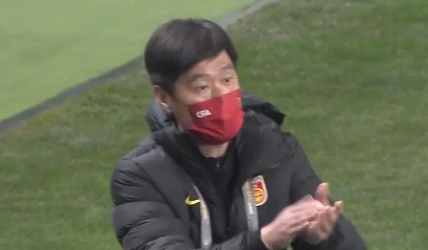 这是一个行政豪华套房，面积足有两百多平米，单是一间客厅就占了近百平方。